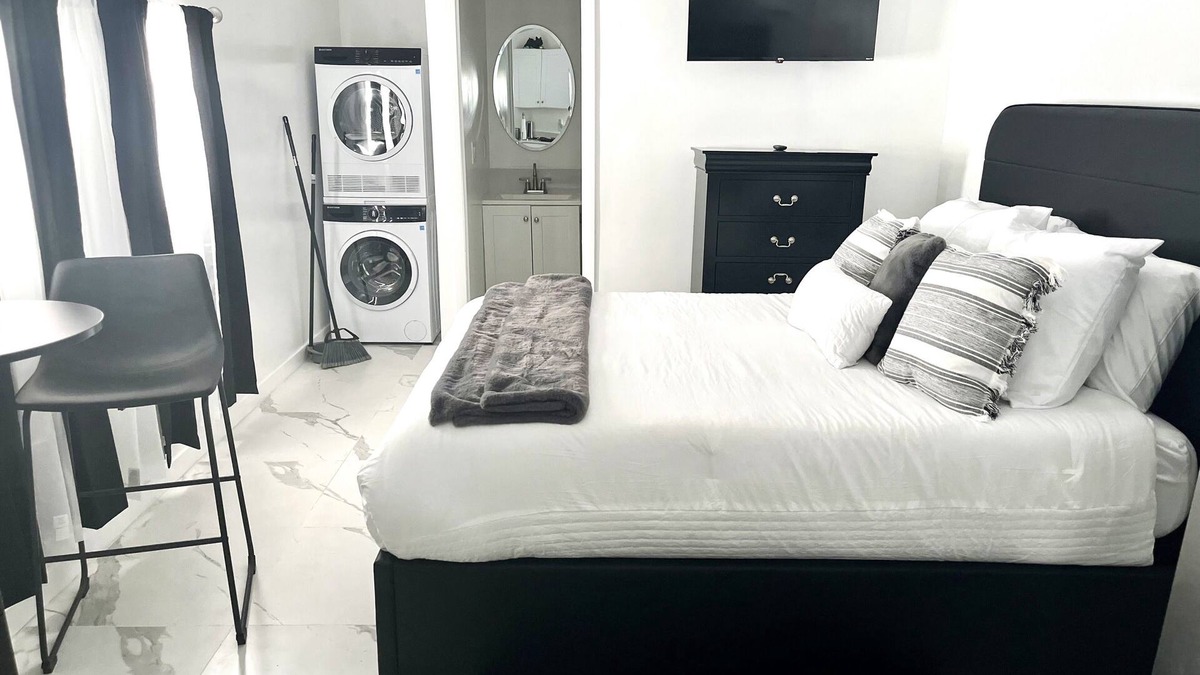 Miami Gardens Apartment | Charming studio in welcoming Miami Gardens with AC
