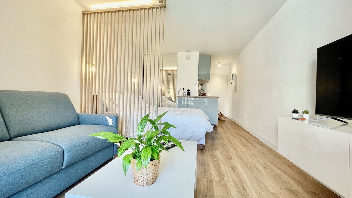 Roquebrune-Cap-Martin Condo | Charming studio in a residence with a swimming pool, tastefully decorated and offering all the comfort you need. Ideally located just steps from the Principality of Monaco and right next to a grocery store open 7 days a week.