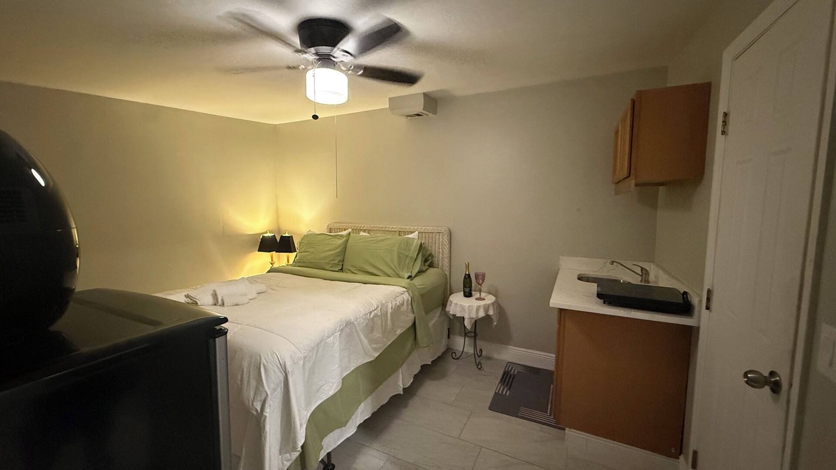 Orlando Apartment | Charming studio in beautiful Orlando with AC