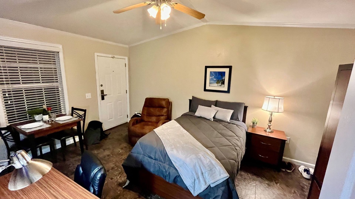 Lake Jackson Apartment | Charming Studio near Surfside, washer/dryer, game room, gym, grills, onsite bar