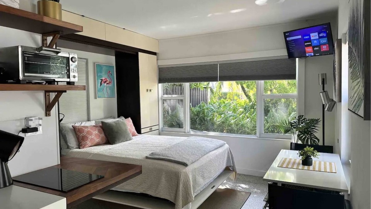 Lake Ridge Apartment | Charming Studio Prime Location Steps from Beach