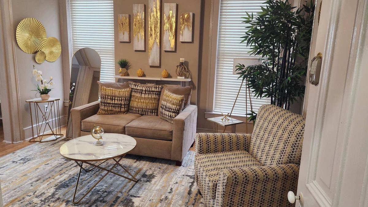 Jeffersonville Apartment | Charming Studio in Downtown Jeffersonville – Walk to Everything!