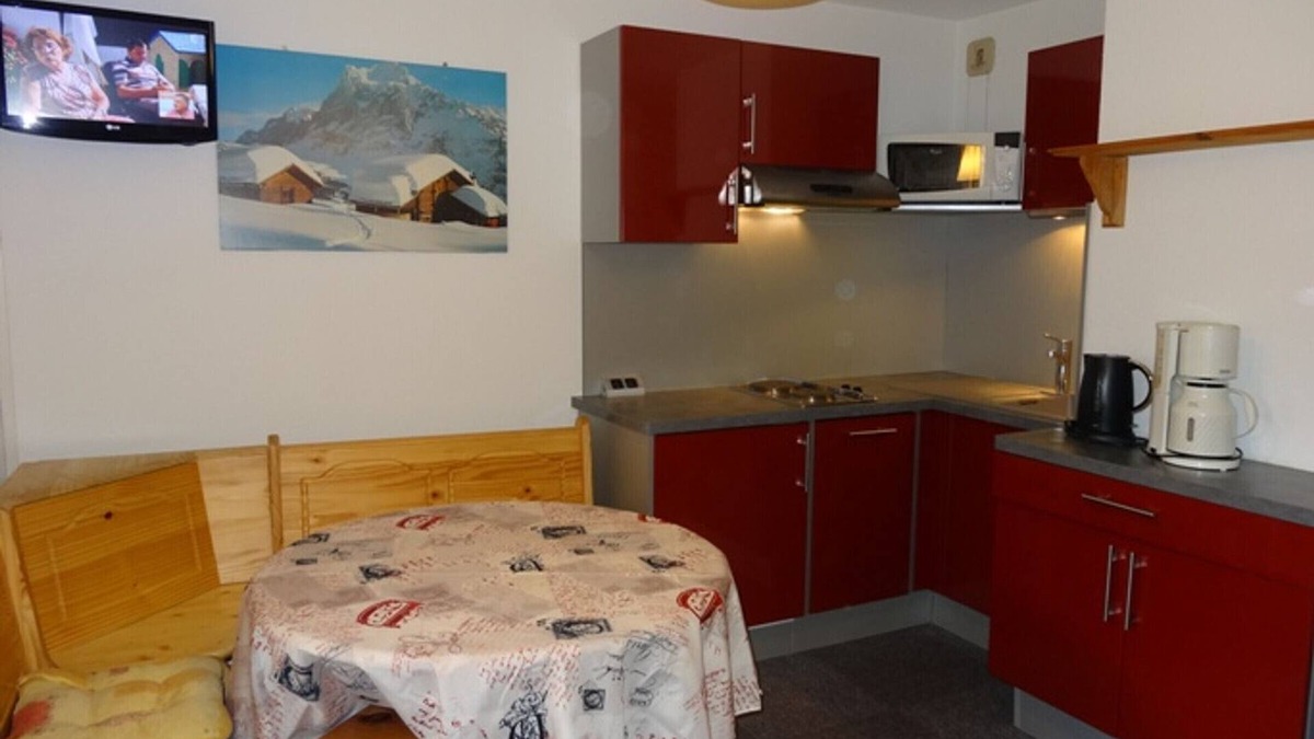 Les Bruyeres Apartment | Charming Studio with Cabin, 4 People, Ski-In/Ski-Out, South-West Balcony, Les Menuires