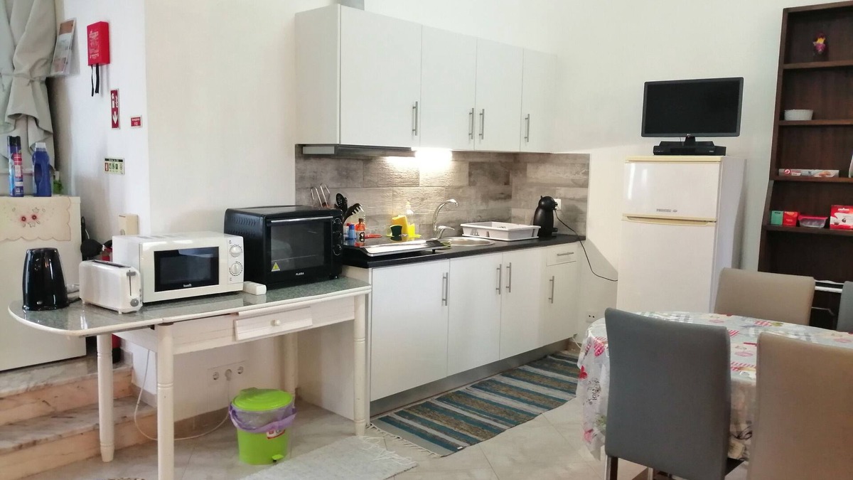 Medronhal Apartment | Charming studio with WiFi and AC in fantastic Cidade