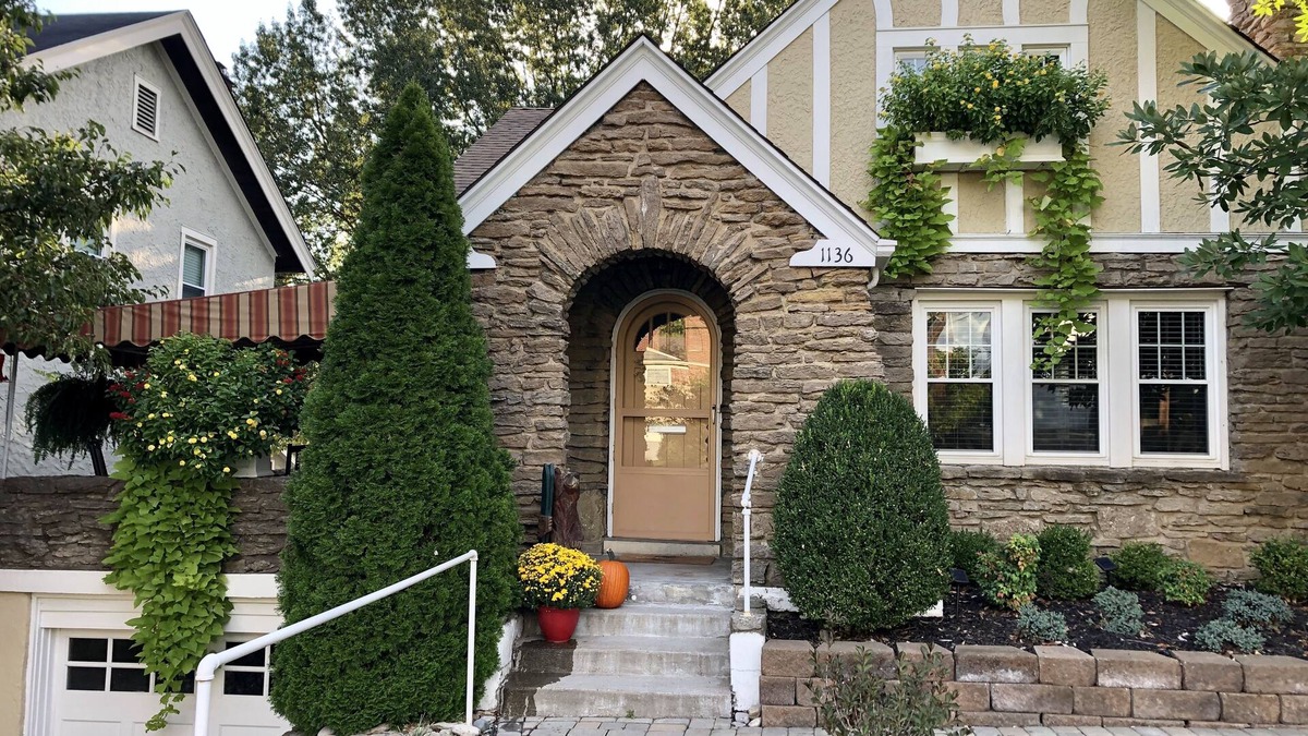 Mount Lookout House | Charming Stylish 5 Star Hyde Park Home in Cincinnati