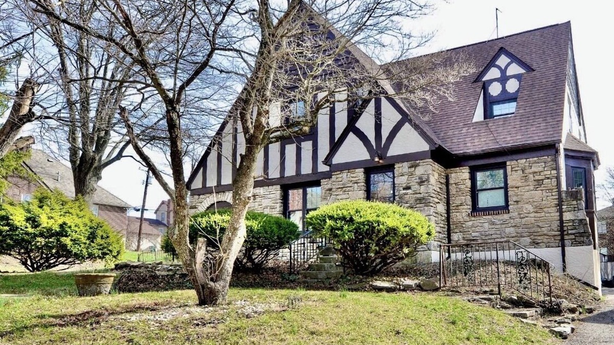 Roselawn Finance House | Charming Stylish Tudor Home Mins from Downtown