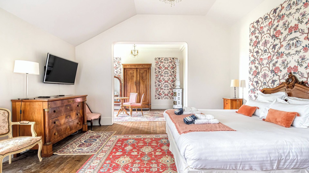 Bouchemaine Bed & Breakfast | Charming suite with sauna at Château Le Fresne