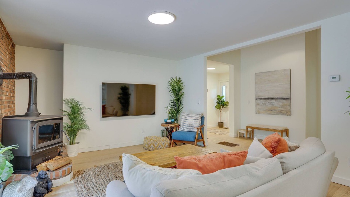 Swan Lake House | Charming Swan Lake Apartment w/Deck!