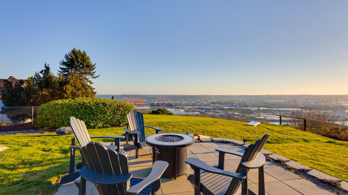 Northeast Tacoma Apartment | Charming Tacoma Apartment w/Deck & Skyline Views!