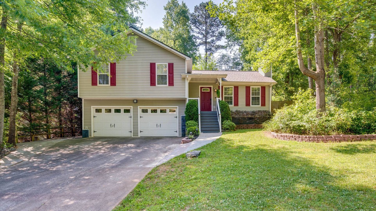 Temple House | Charming Temple Home: Sunroom & Private Backyard!