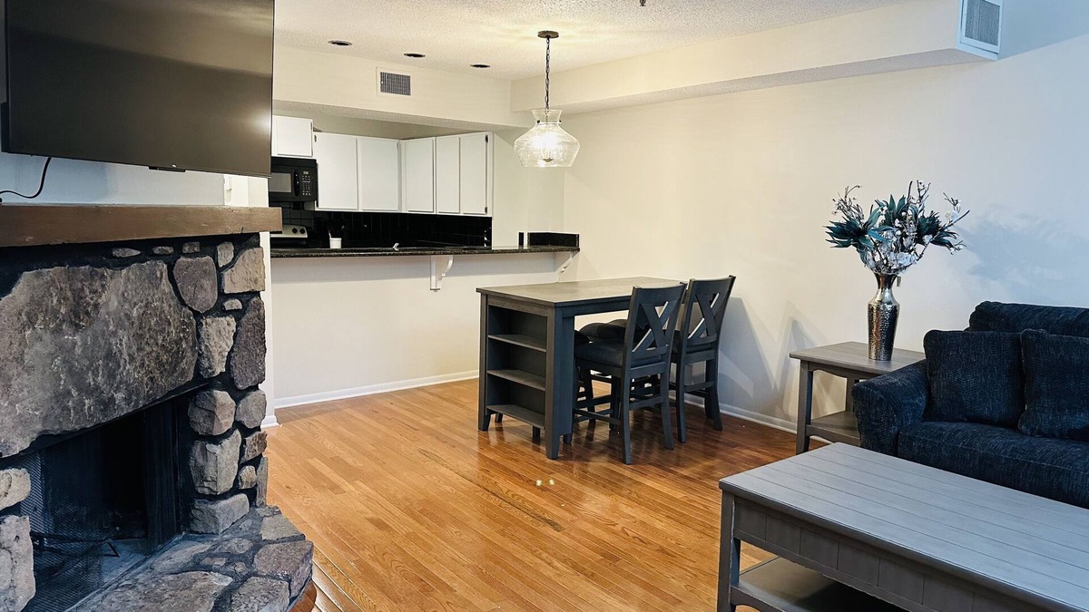 Johnson City House | Charming Tennessee Townhome! 2 Bedroom in North JC - Townhome with patio
