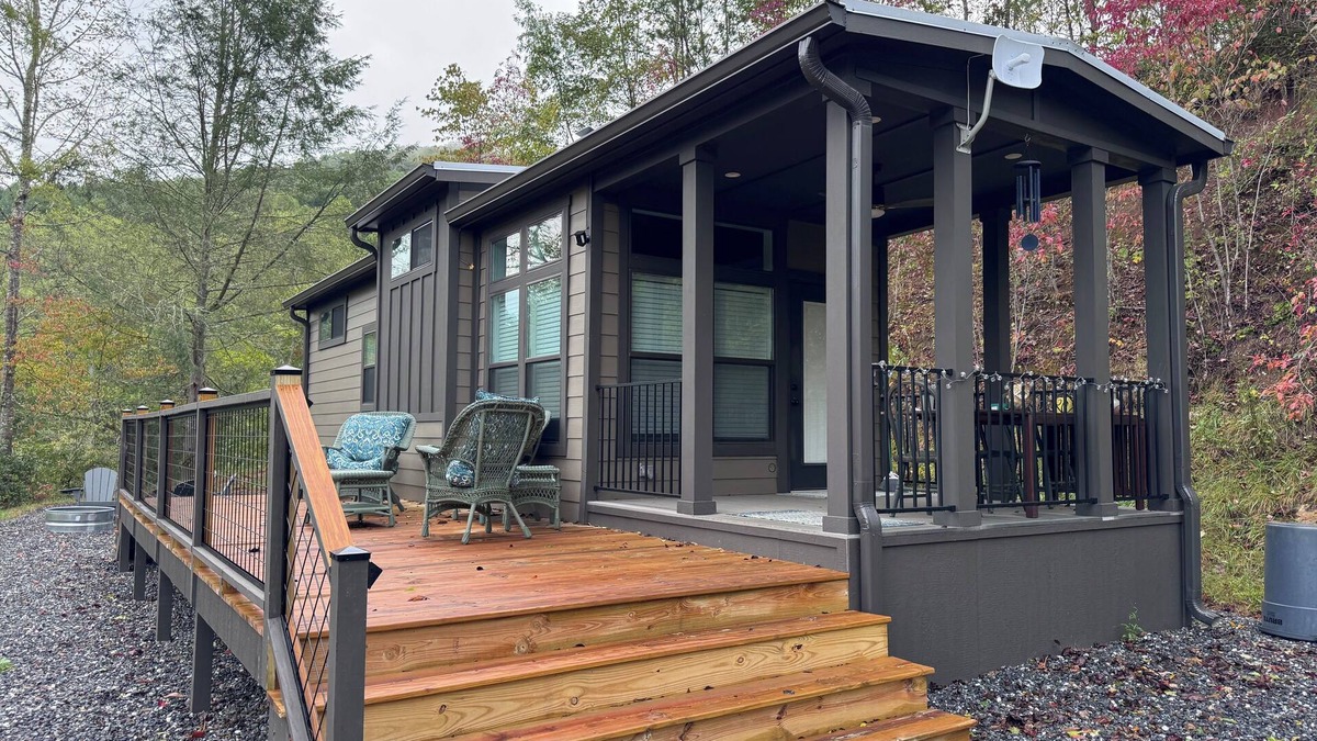 Franklin Cabin | Charming Tiny Home with WiFi and AC in beautiful Cowee Valley Franklin Nc