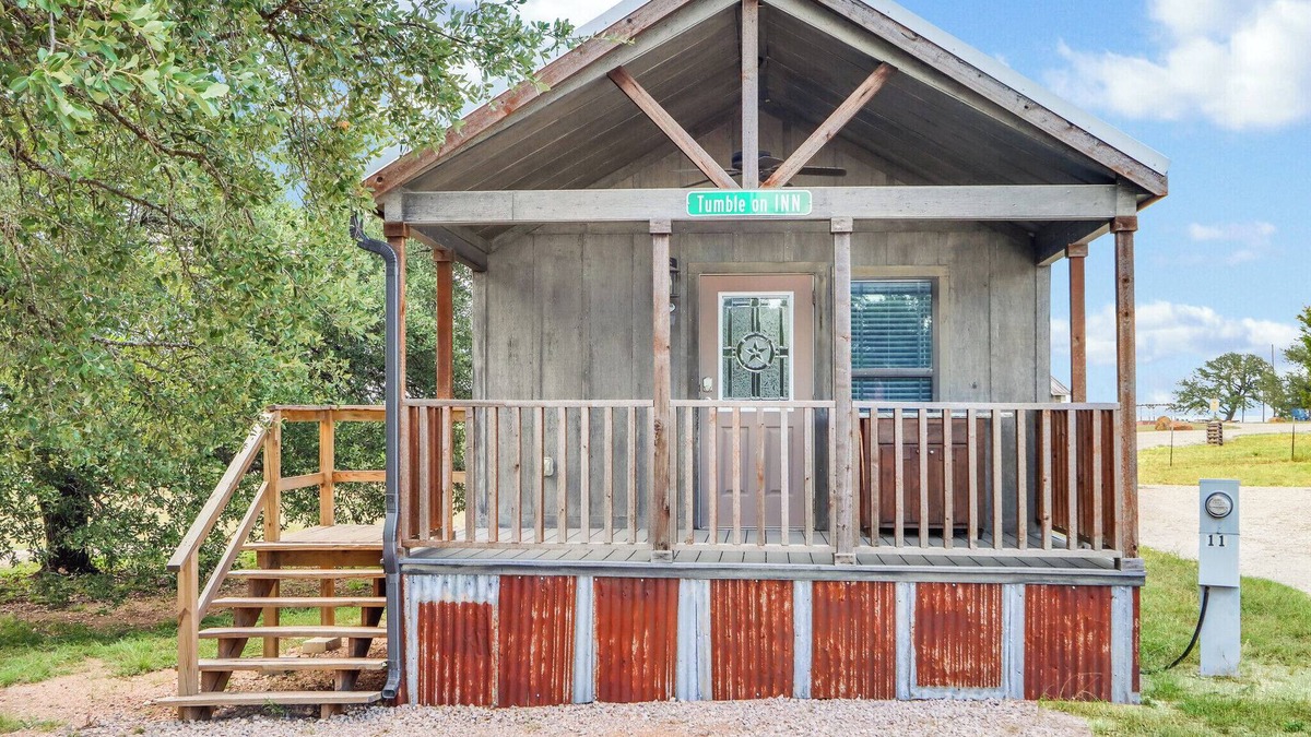Lampasas Cabin | Charming Tiny House Near Lake & Springs