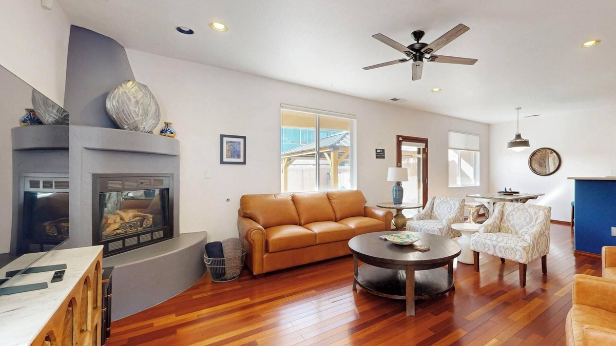 Raynolds Addition House | Charming townhome 1 mile from Old Town, Albuquerque, Zoo Bio Parks minutes away.