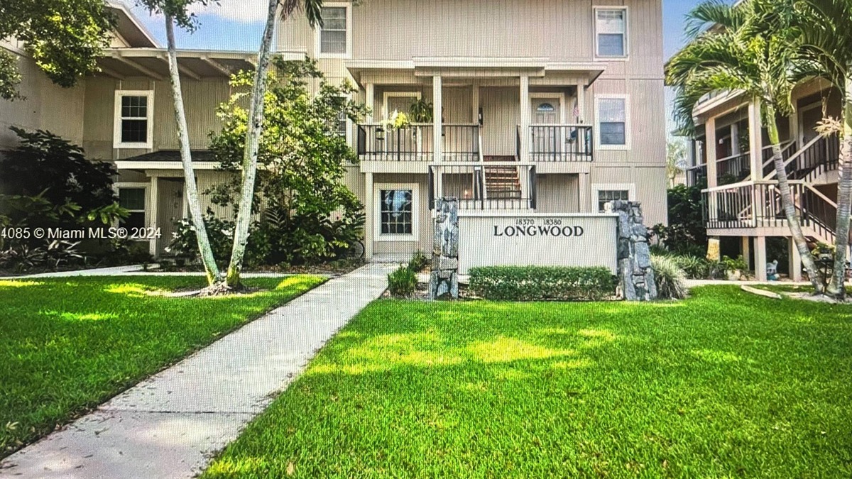 Jupiter House | Charming townhome in a vibrant and active gated golf community in Jupiter.