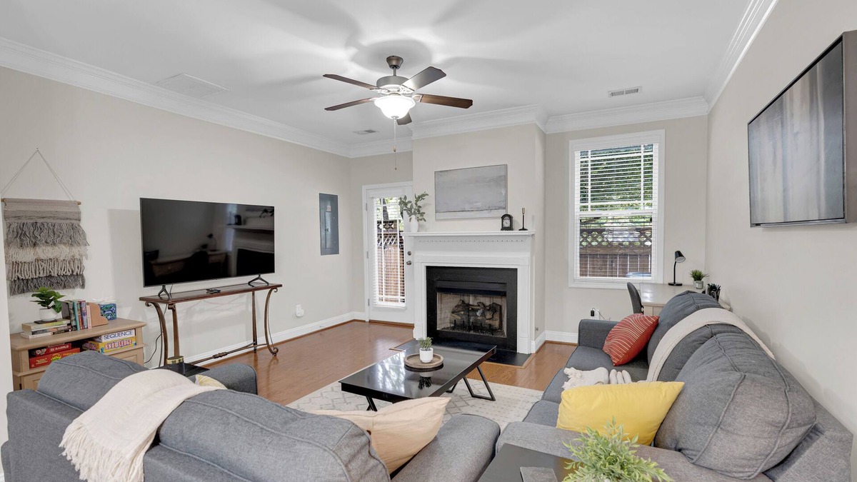 Columbia House | Charming Townhome,PRIME LOCATION,Historic,Mins to USC,TVs,Parking,Fireplace,W/D