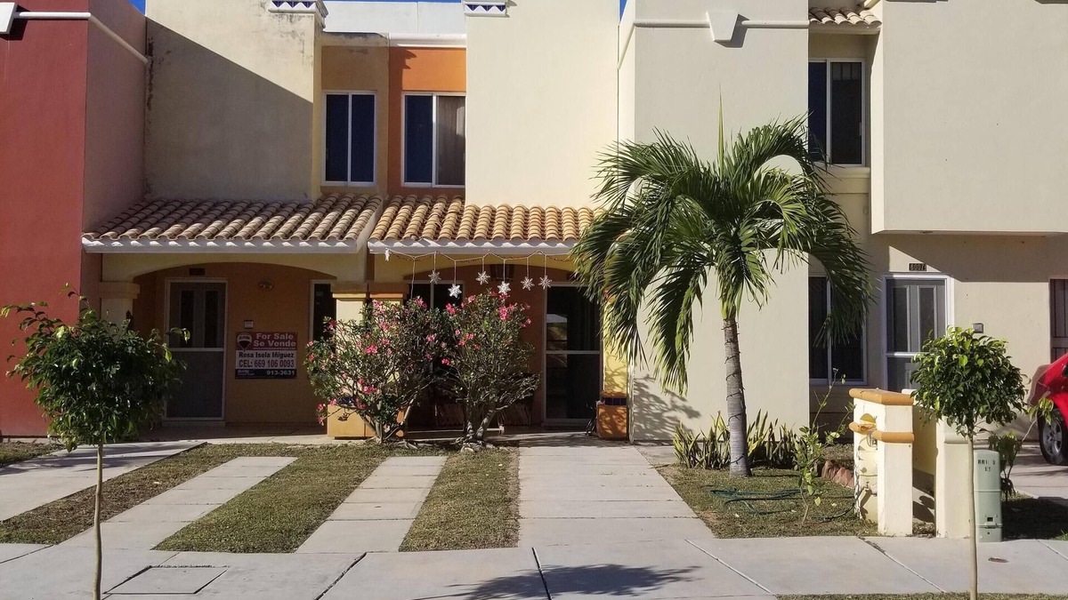 Villa Marina Condo | Charming Townhouse Condo w/Large Pool 2 Blocks from Beach