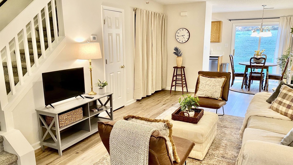 Whitsett House | Charming Townhouse Near The Elon Oaks