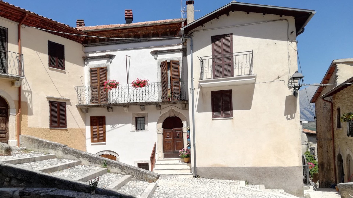 Magliano deʼ Marsi House | Charming traditional house with a view of Mt. Velino