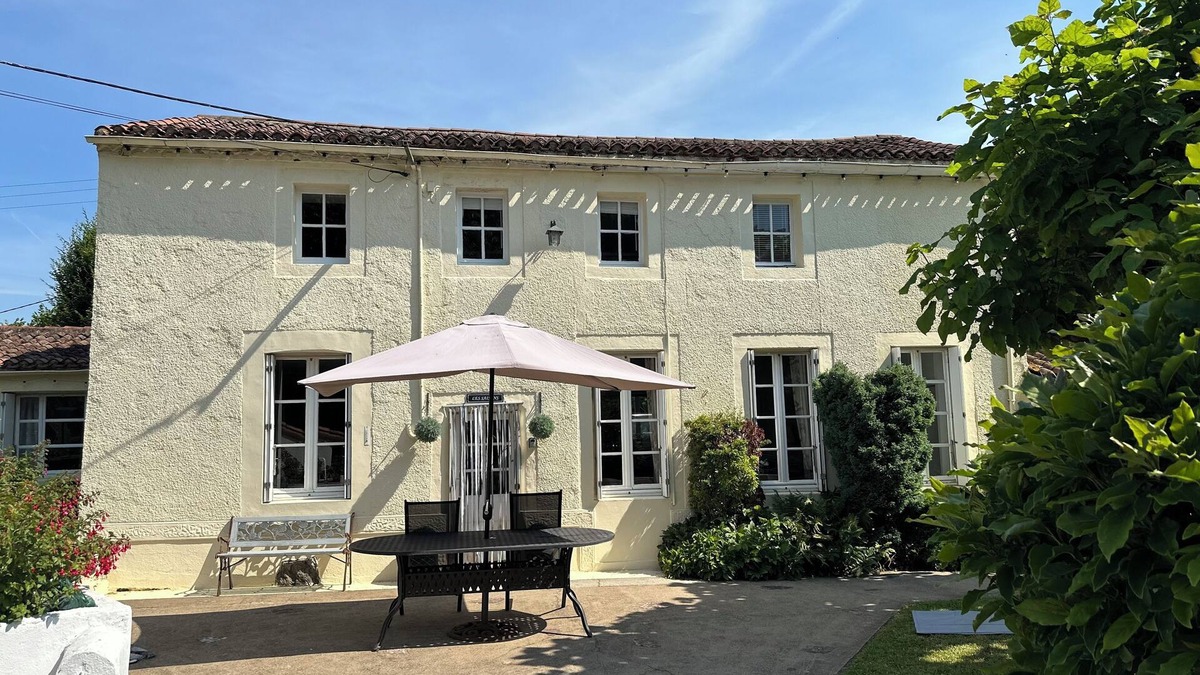 Bressuire Other | Charming ,Traditional Country Farmhouse with swimming pool, 26 miles Puy Du Fou