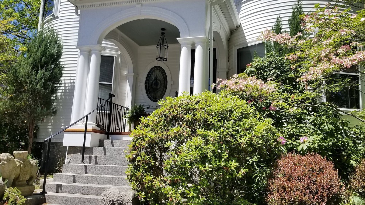 Jamaica Plain Apartment | Charming Tree Top Victorian - Two Bedroom Retreat