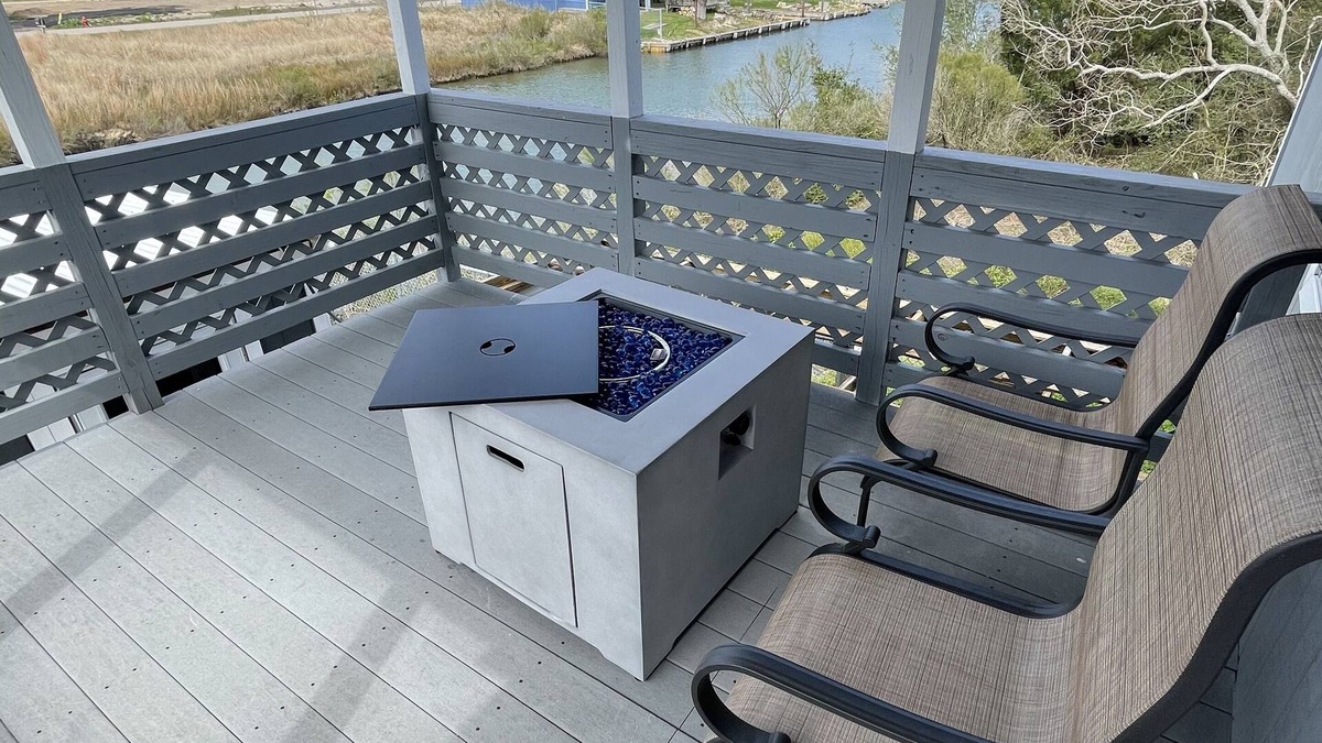 Hitchcock House | Charming tuck away waterfront home