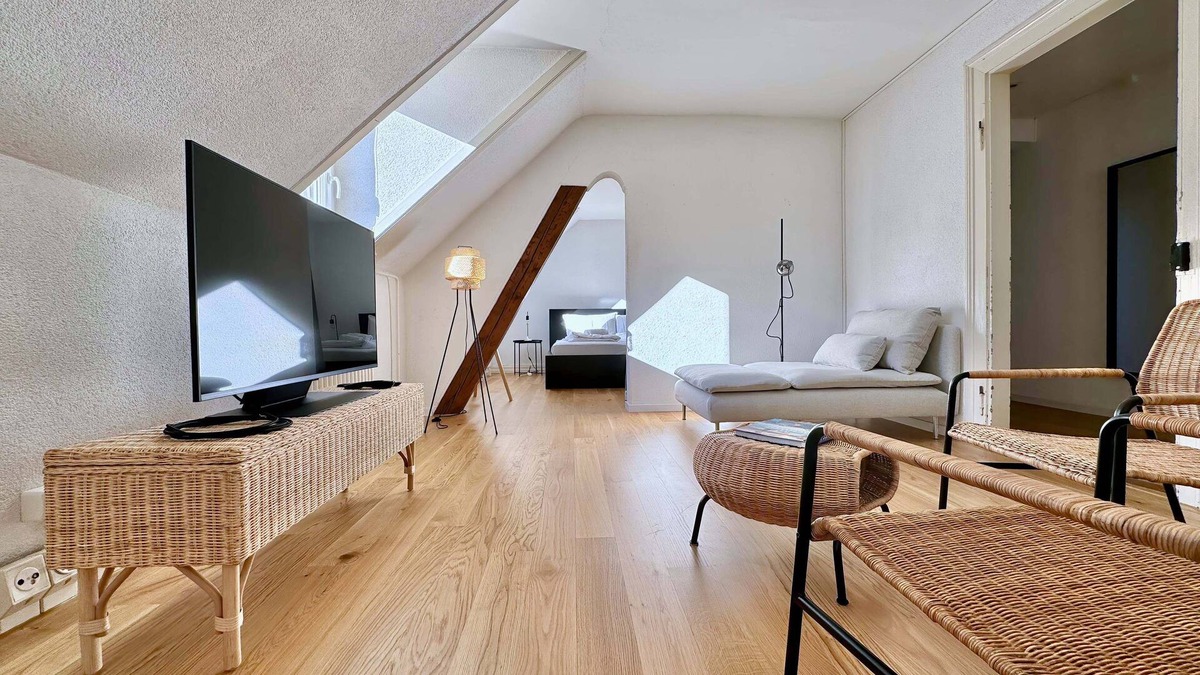 District 4 Apartment | Charming Two-bedroom Attic Flat in Zurich City Center