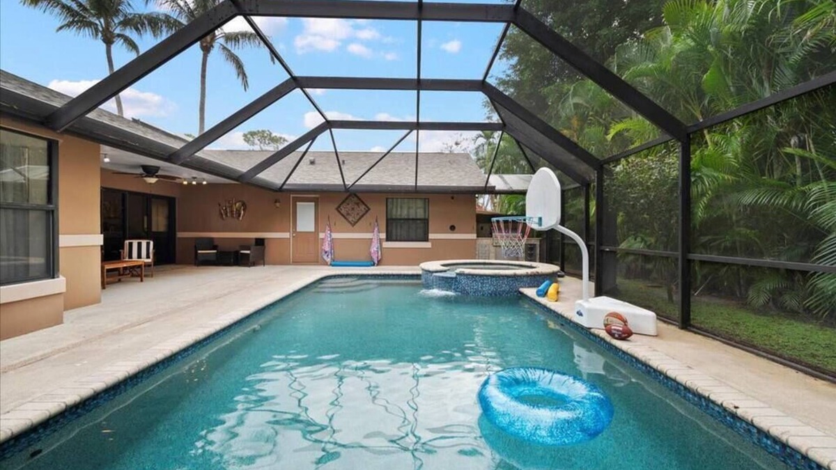 Wellington House | Charming, updated and relaxing 4-bedroom house with a pool in lovely Wellington