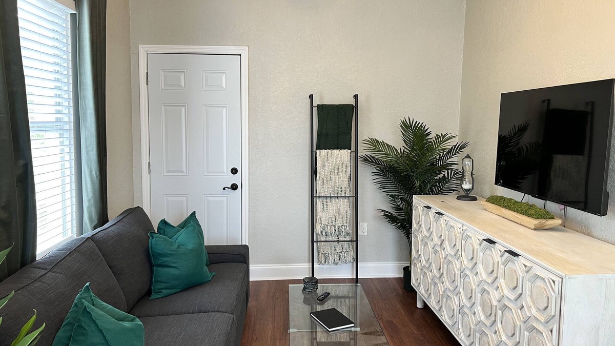 Courier City - Oscawana Apartment | Charming Updated Condo in Heart of Tampa
