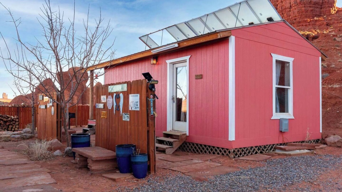 Monument Valley House | Charming Red Cliff Cabin in Monument Valley