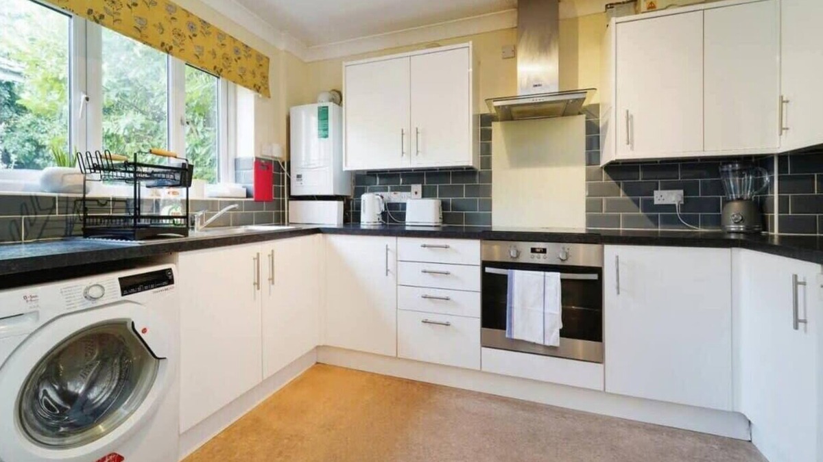Brunel House | Charming Uxbridge 3BR Home with Parking
