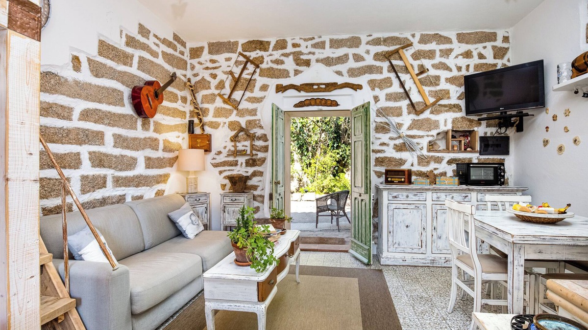 San Pantaleo Apartment | Charming Vacation Home “Tipica casa a San Pantaleo“ in Central Location with Balcony