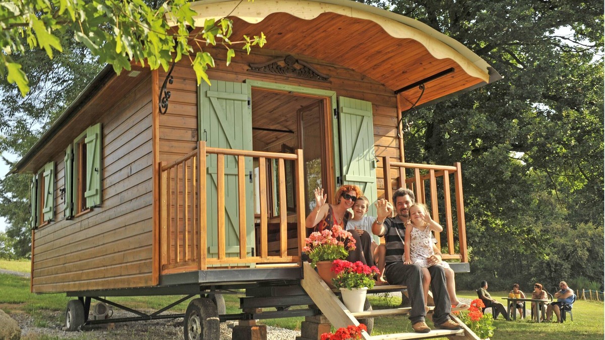 Peyrat-la-Noniere House | "Charming" Venetian caravan in Creuse on an estate with castle and pond