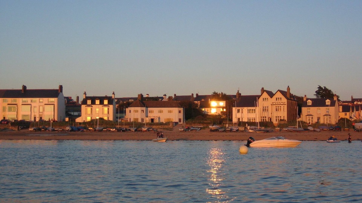 Rhosneigr Cottage | Charming Victorian Cottage close to beach with sea views