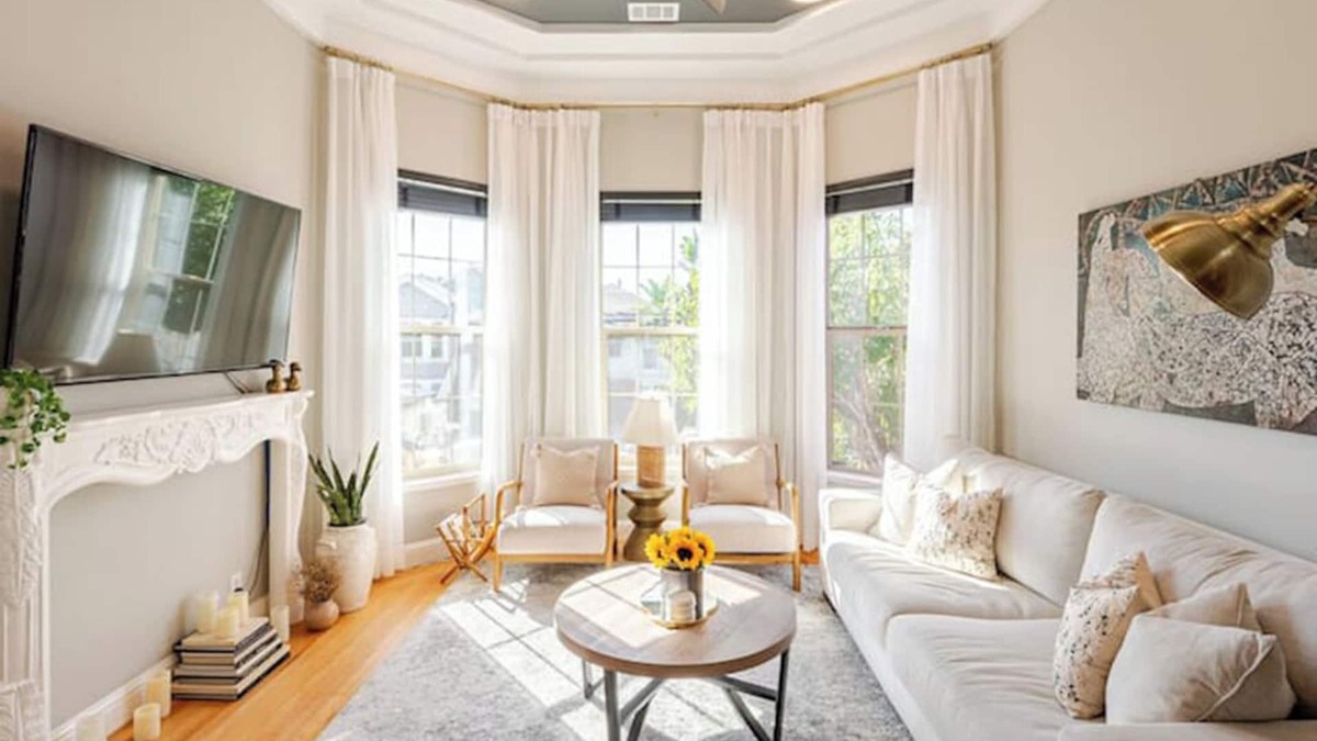 Prescott House | Charming Victorian Retreat 4BD-2BT-1 off street parking.