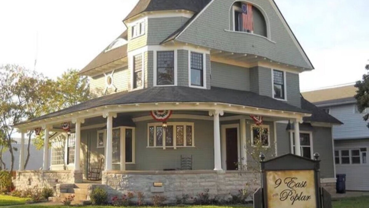 Greencastle Condo | Charming Victorian style 1-bedroom in wonderful Greencastle. Sleeps 4