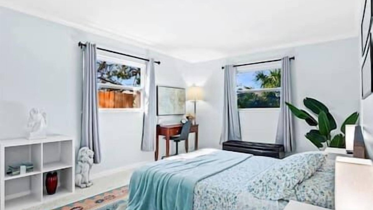 Ridge Wood Heights House | Charming Villa 14 mins away from Siesta Key Beach
