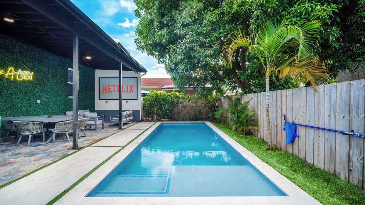 East Little Havana House | Charming Villa, Sleeps 16, Private Pool, Outdoor Cinema, Central Miami