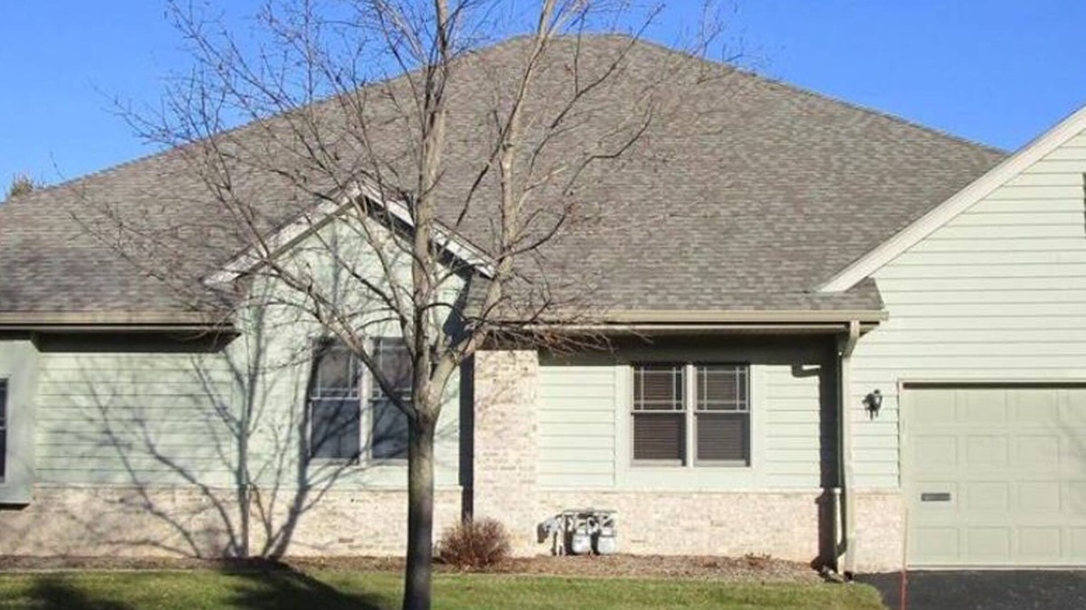 Oconomowoc Villa | Charming villa with 2 bedrooms, AC and gas fireplace, in enchanting Oconomowoc