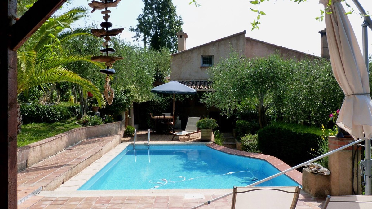 Cabris Villa | Charming villa with pool and wooded garden 3 bedrooms, sleeps 6 CABRIS