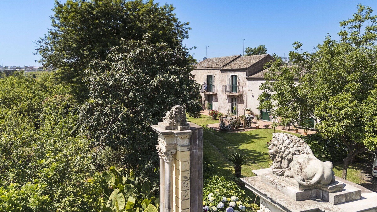 Coste House | Charming villa with pool, blossoming garden & view