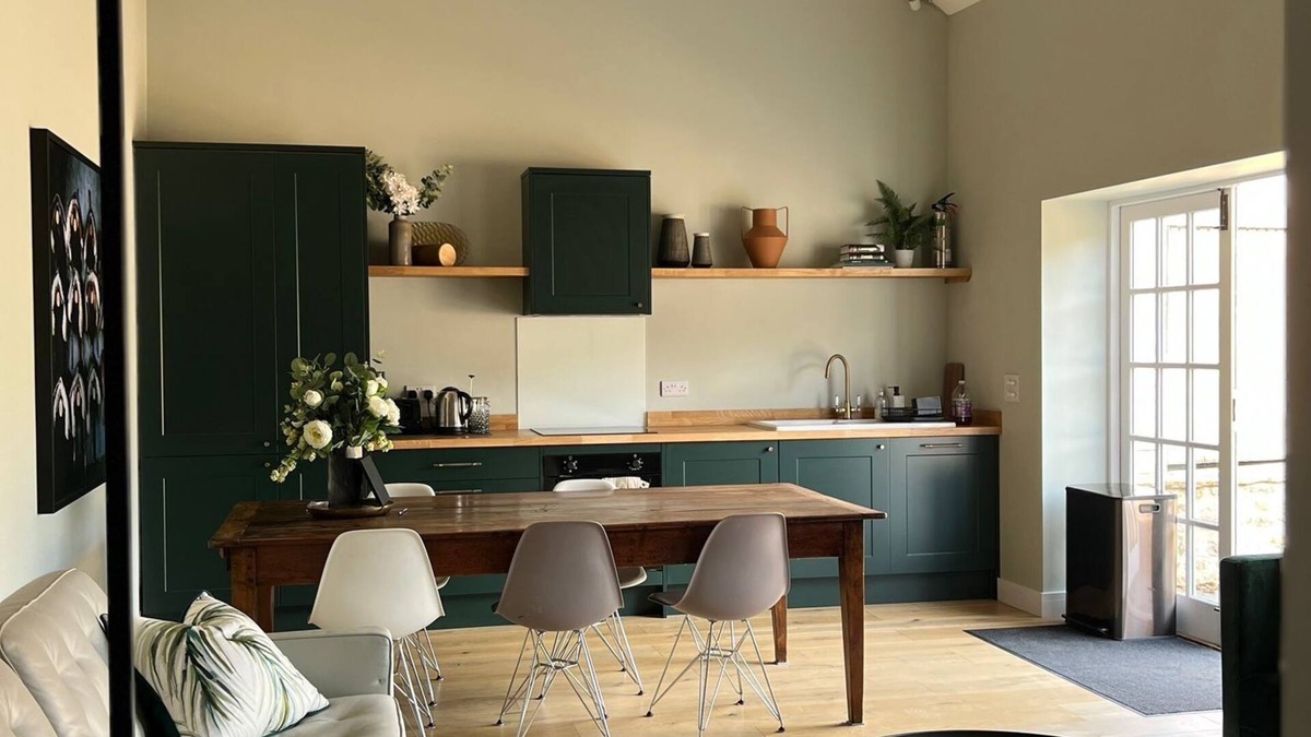 Calne House | Charming Vineyard Guesthouse - Scenic Views & Wine