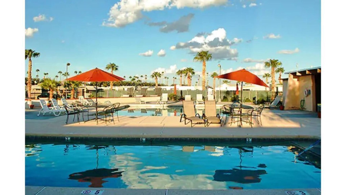 Yuma House | Charming Vintage Park Model - steps to pool, 55+