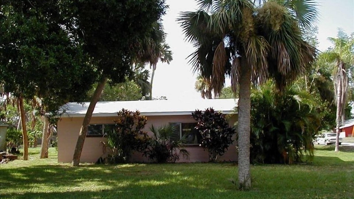 Vero Beach Cottage | CHARMING VINTAGE-RETRO FLORIDA COTTAGE.CAREFREE 'BEACH BLANKET BUNGALOW'