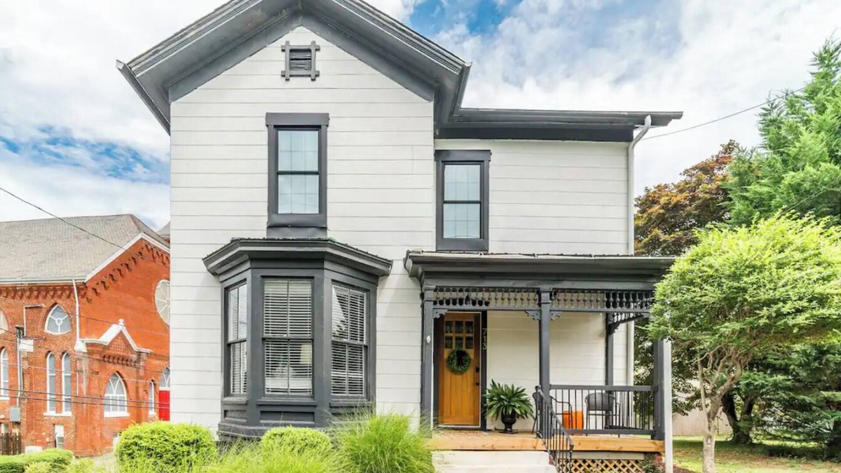 Diamond Hill House | Charming Walkable Downtown Getaway w/Coffee Bar!