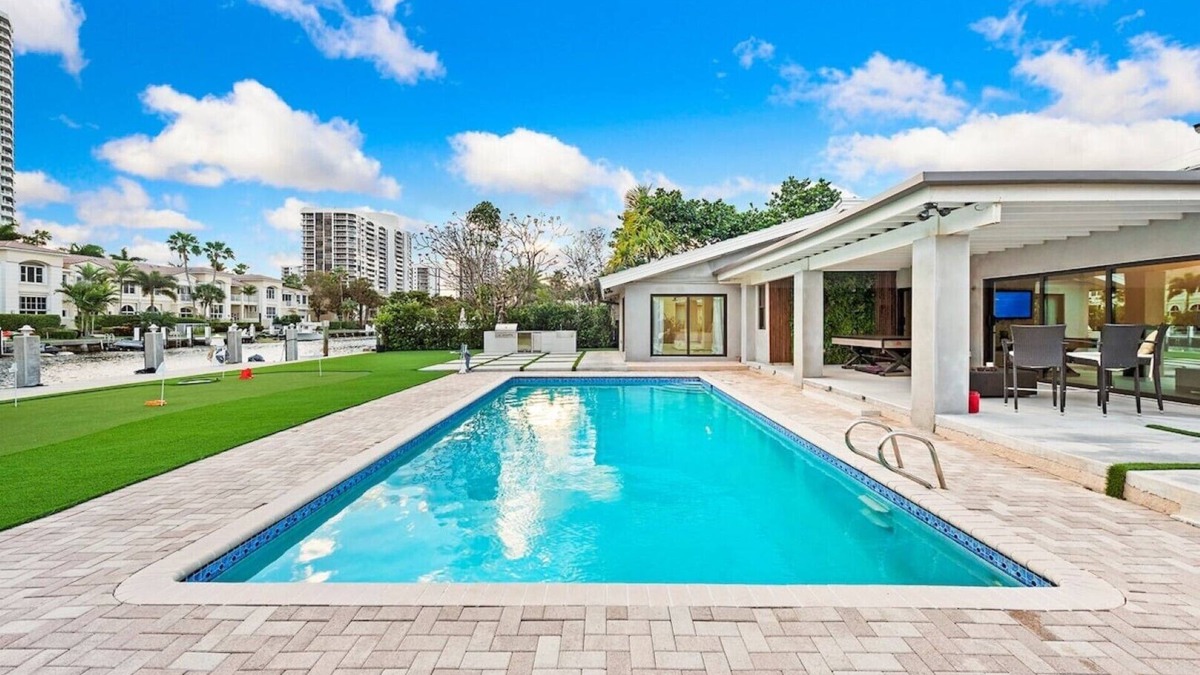 Hollywood South Central Beach Villa | Charming Waterfront 5BR/4BTH Villa North of Miami