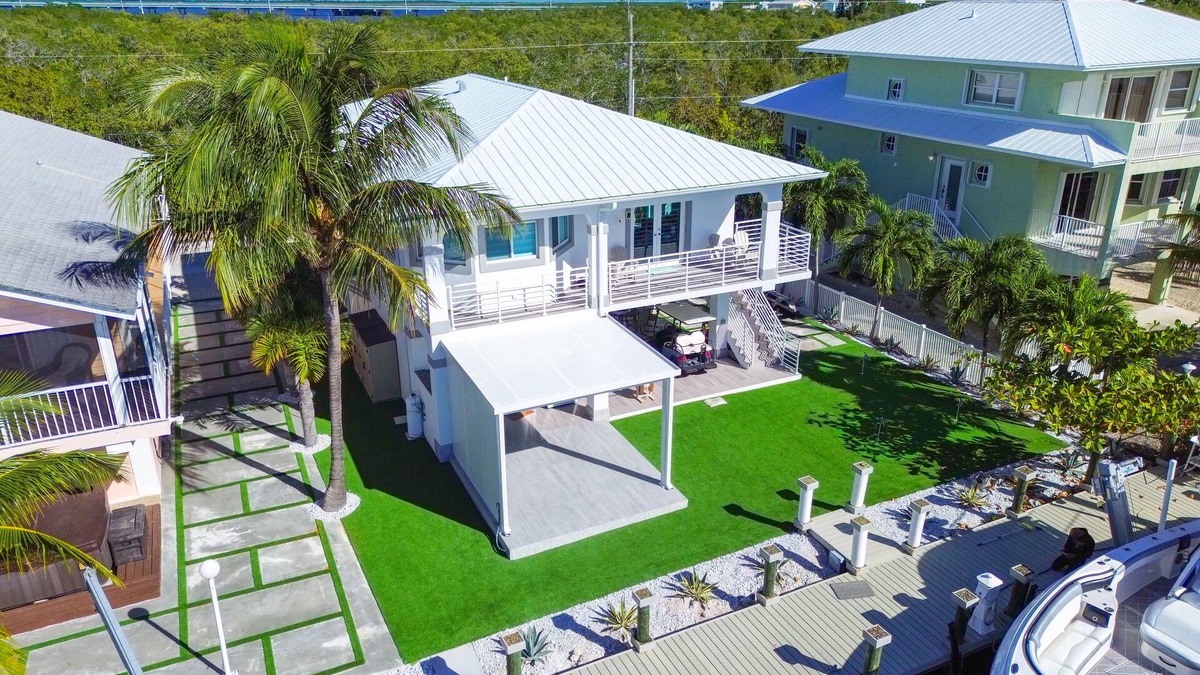 Sexton Cove Estates House | Charming water view 3-bedroom house with jacuzzi AC and WiFi in Key Largo