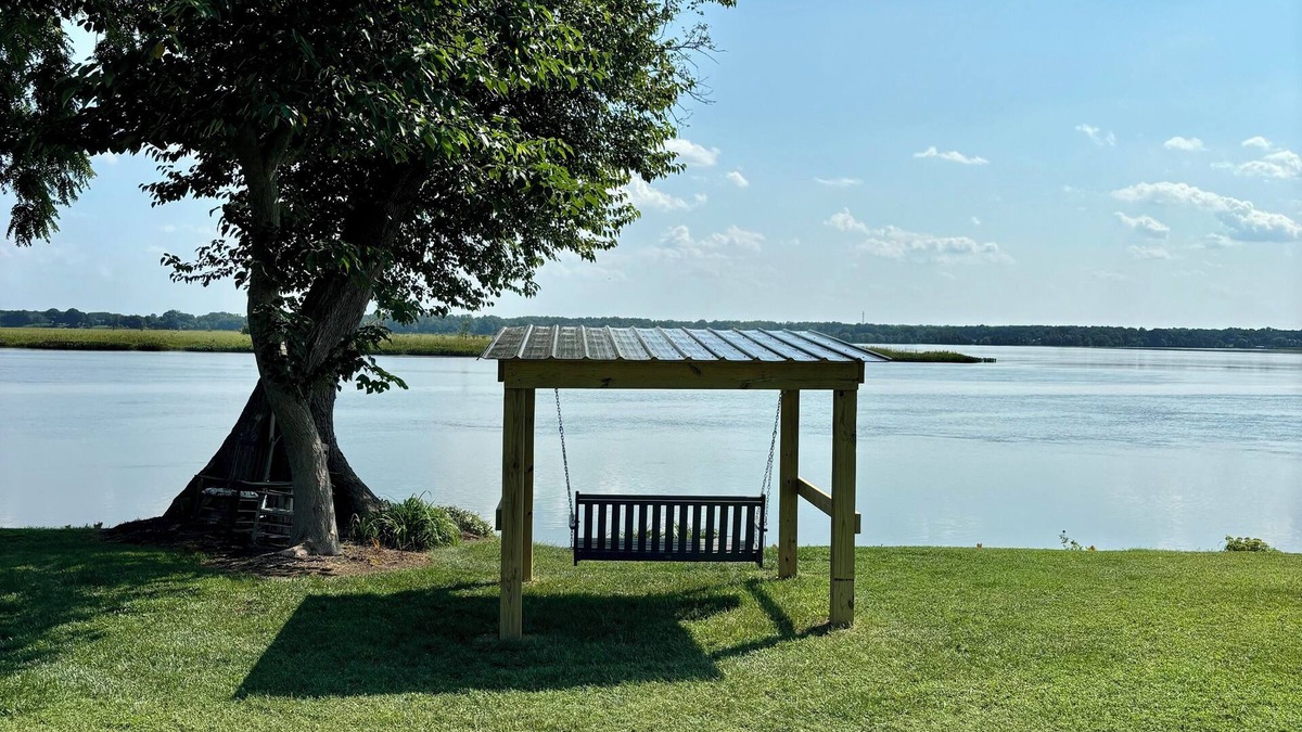 Loretto Cottage | Charming waterfront 1-bedroom cottage in lovely Colonial Beach with WiFi, AC