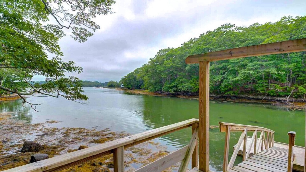 Isle of Springs House | Charming Waterfront Cottage