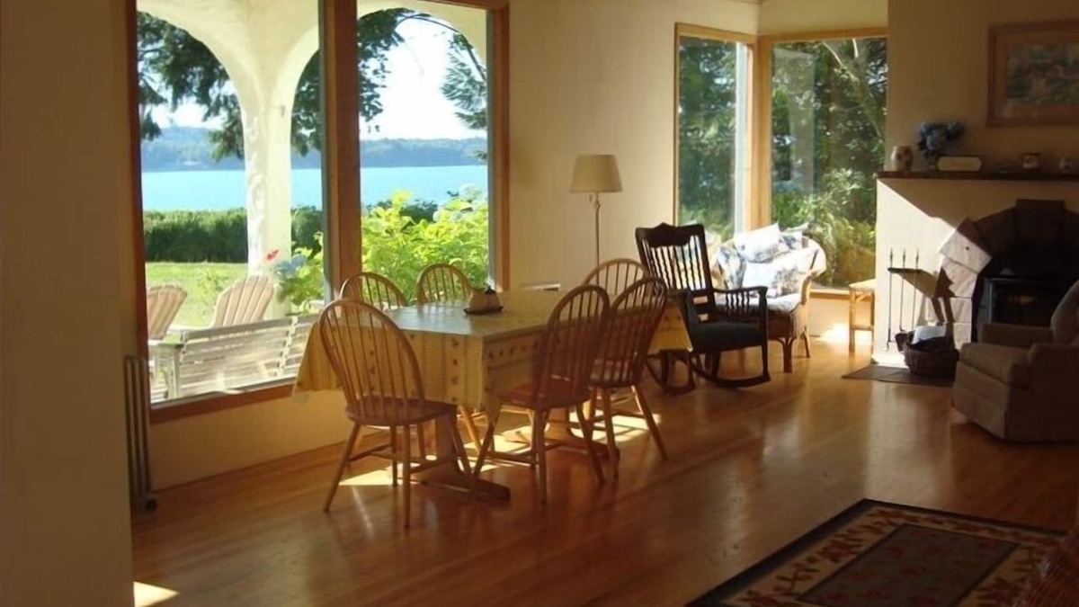 Kingston House | Charming Waterfront Home with Gorgeous View